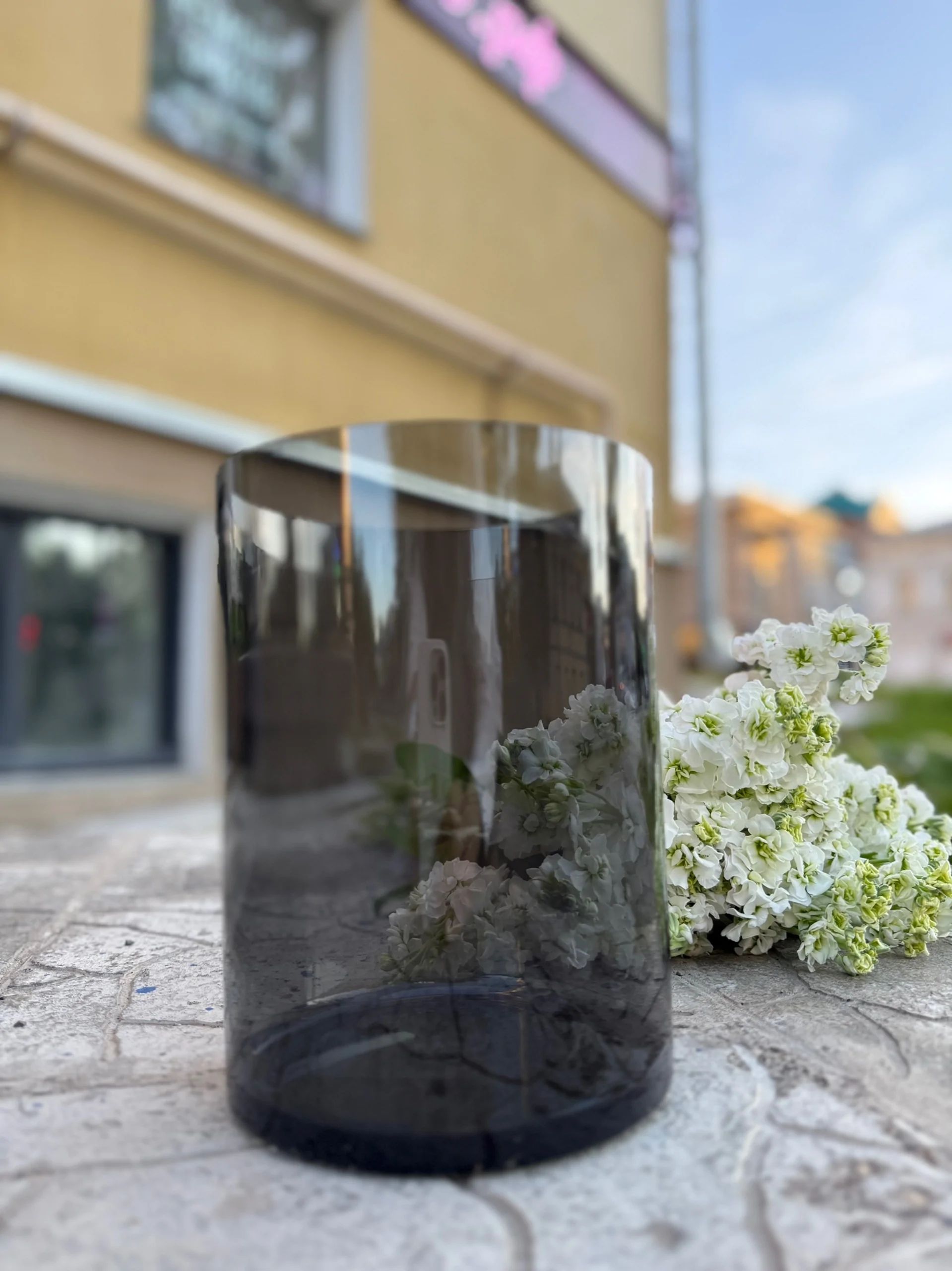 Ваза темный пластик 15*20 см.