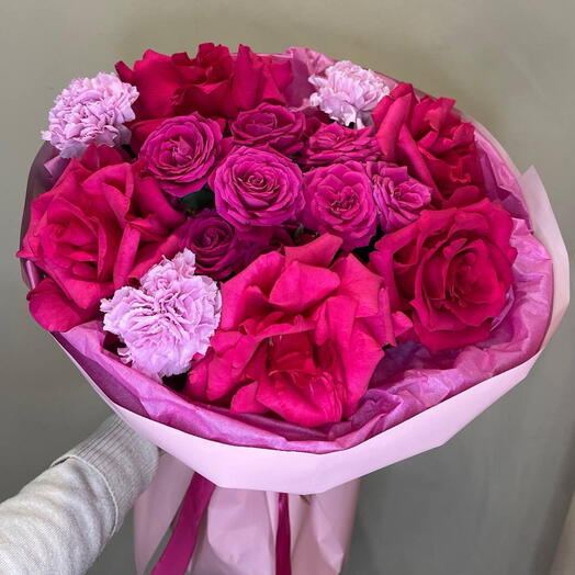 Букет с розовыми розами