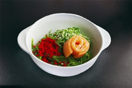 Салат чука с лососем