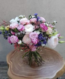 Букет с рунункулюсом и розами
