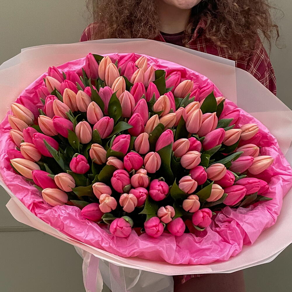 101 Тюльпан в дизайнерской упаковке + сладкий подарок