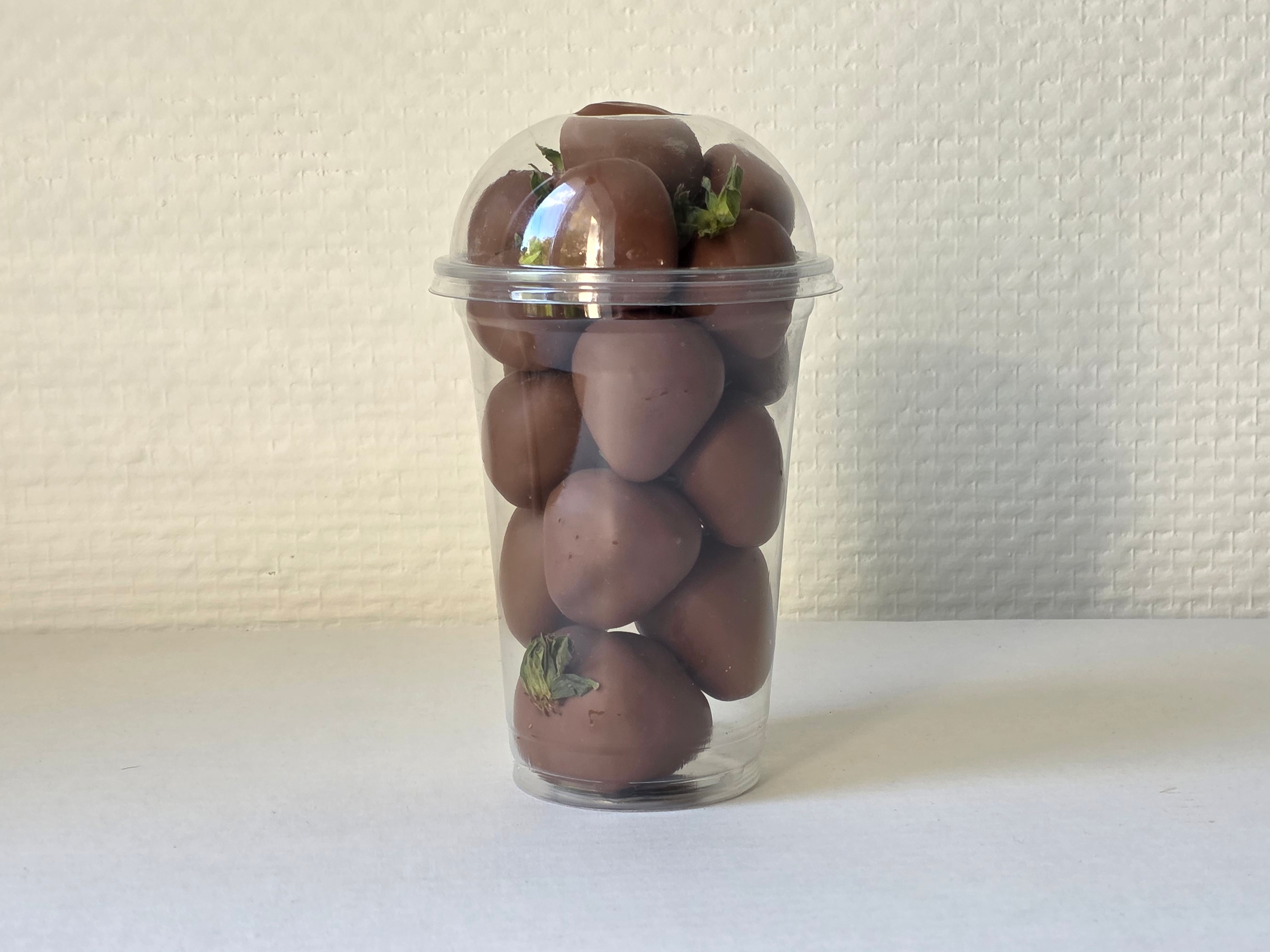Стаканчик с клубникой в шоколаде 1.9