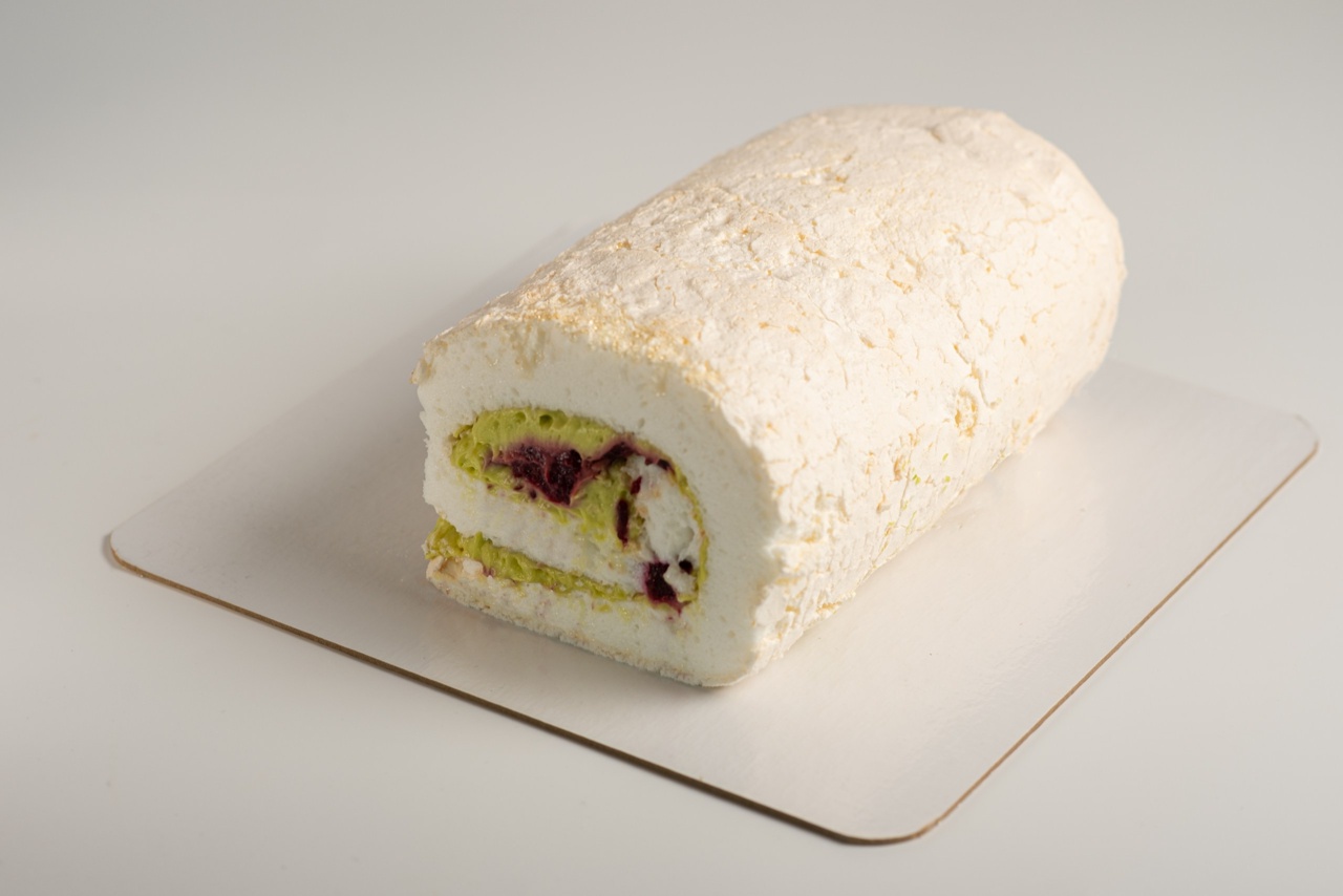 Меренговый рулет с фисташкой и черной смородиной