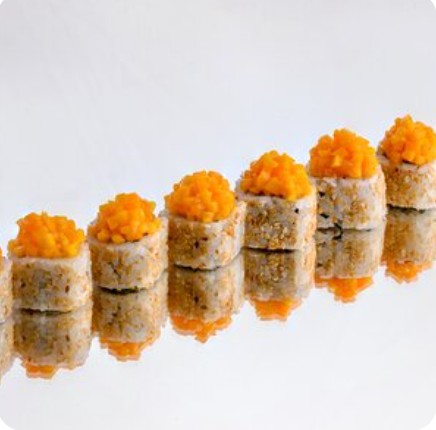 Ролл с манго и лососем