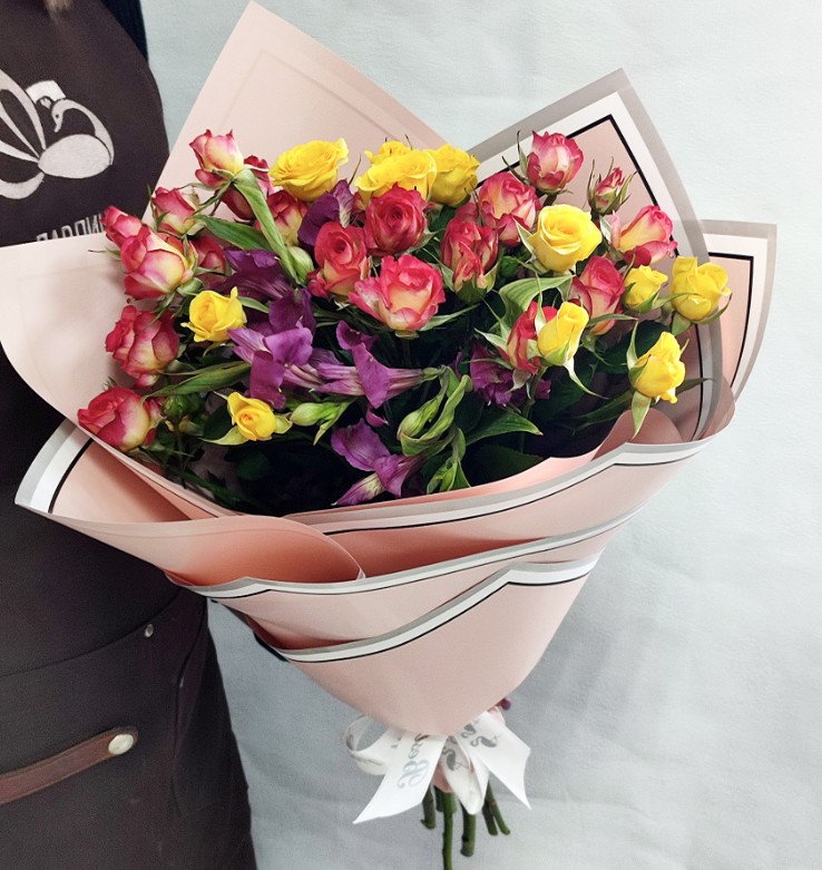 Букет из кустовых роз и альстромерий