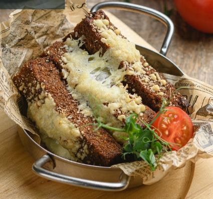 Гренки чесночные запеченные под сыром