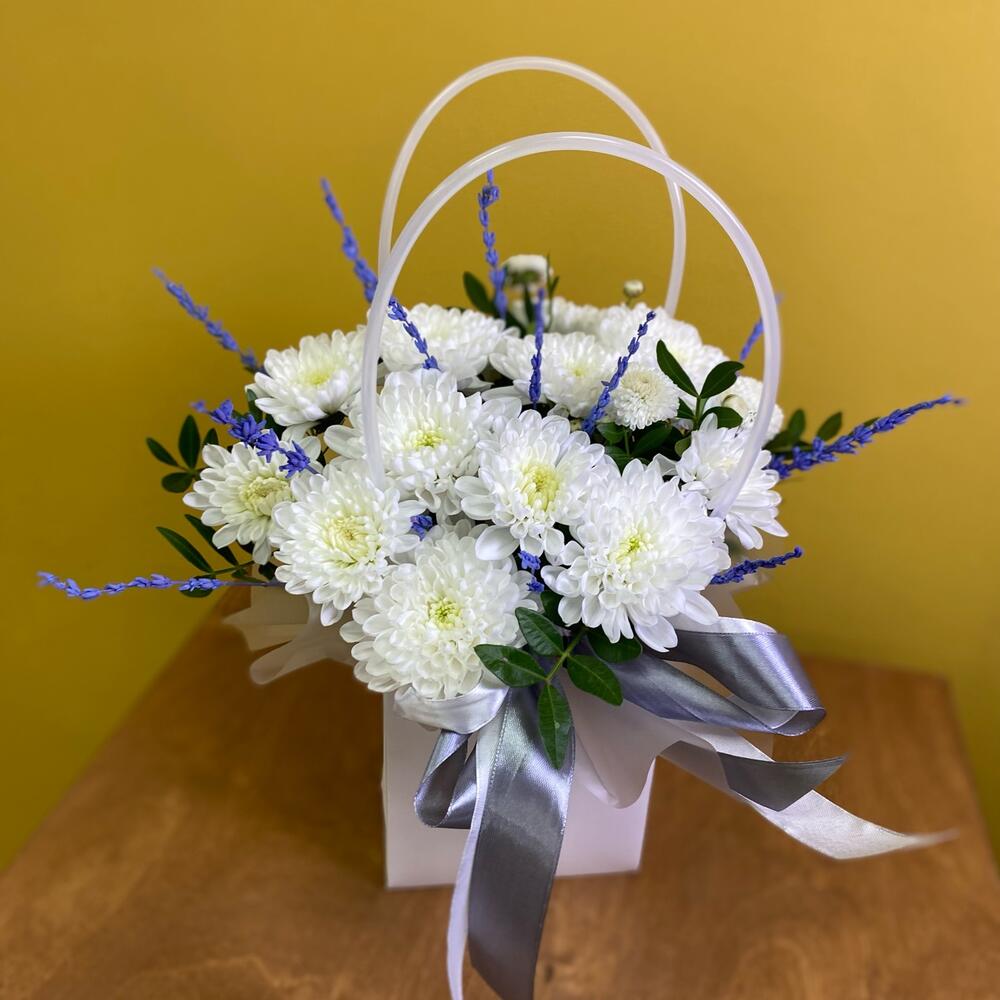 Цветы в коробке с белой хризантемой и лавандой