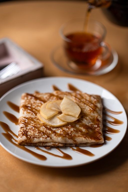 Блинчик с яблоком и солёной карамелью