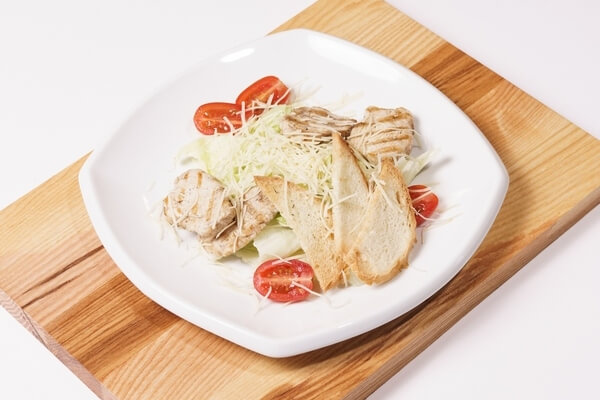 Салат Цезарь с курицей