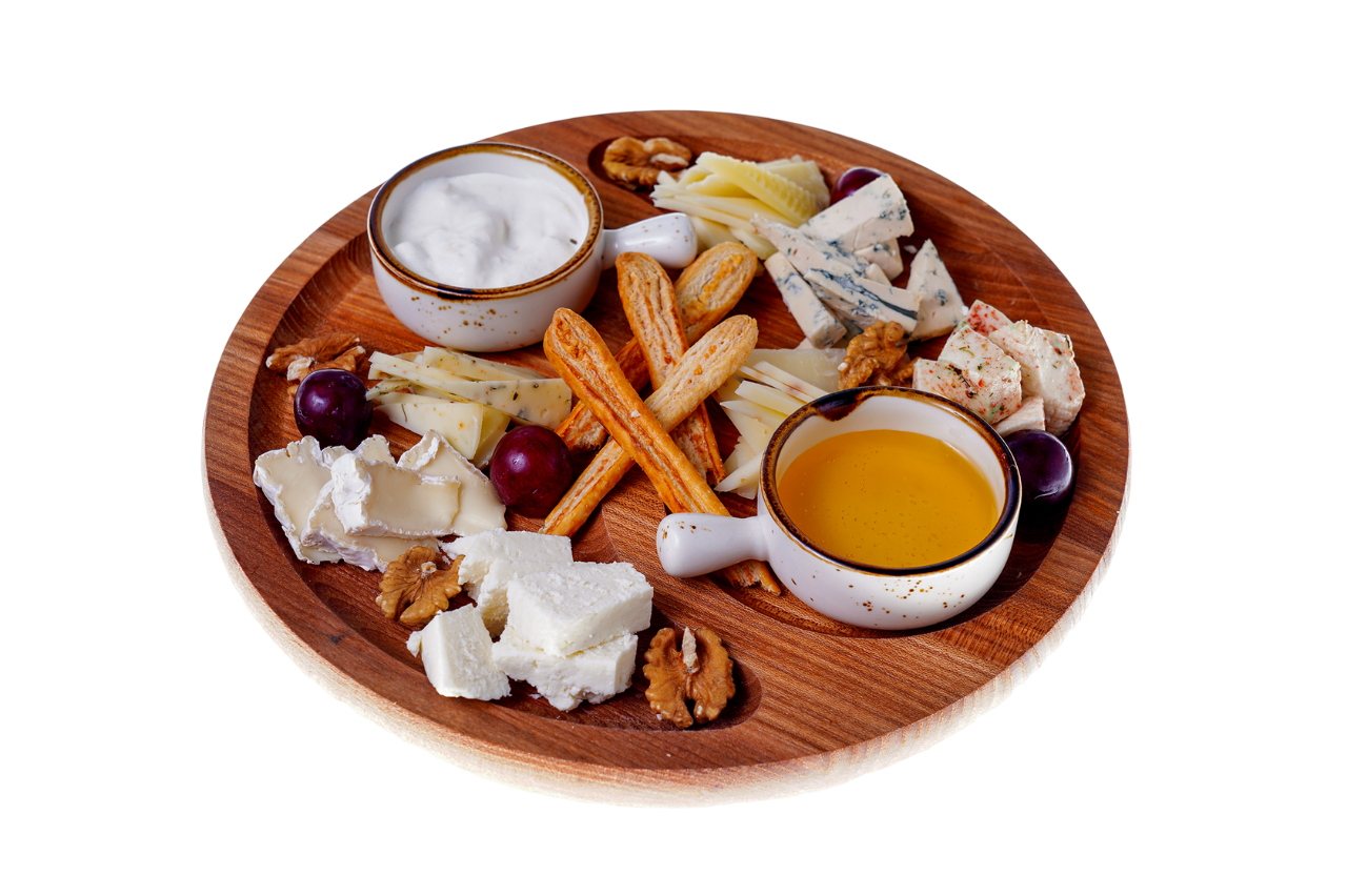 Плато сыров с медом и орешками