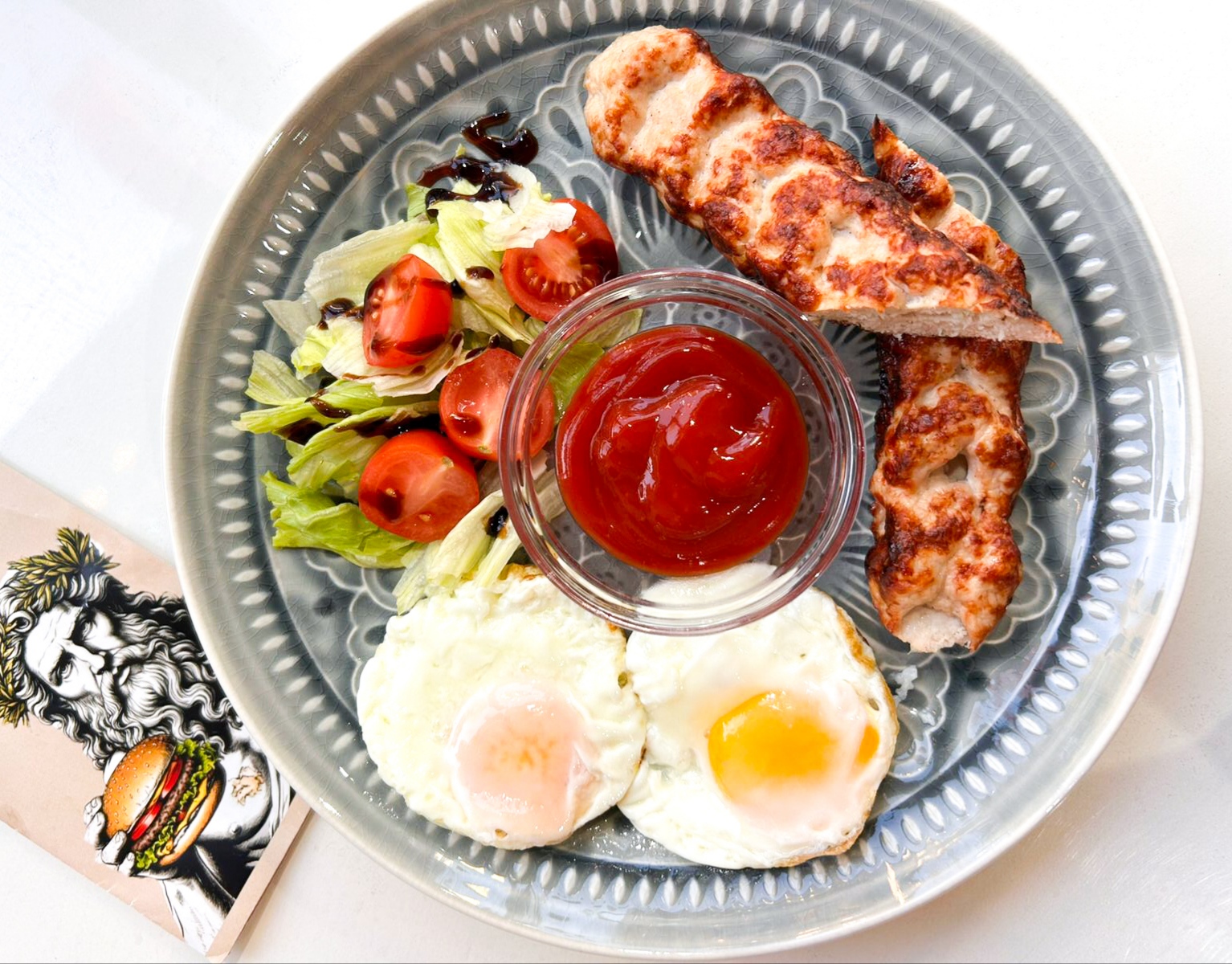 Яичница-глазунья с люля-кебабом из телятины 