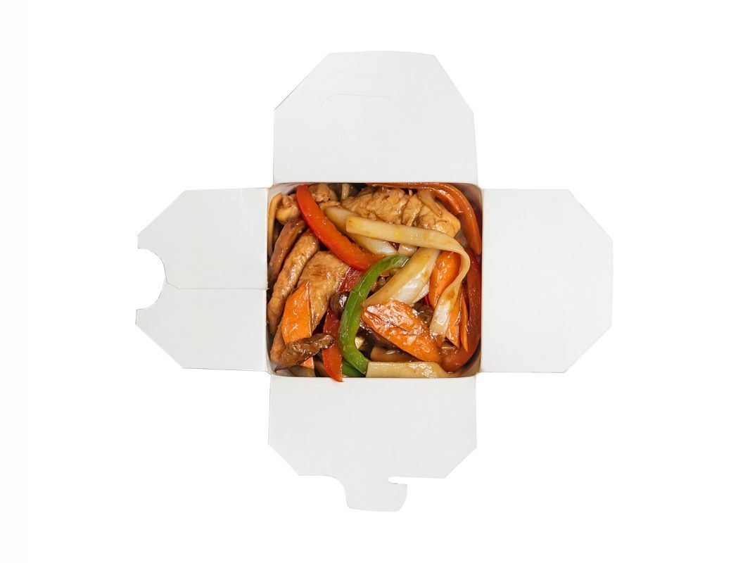 Вок говядина с яичной лапшой и овощами