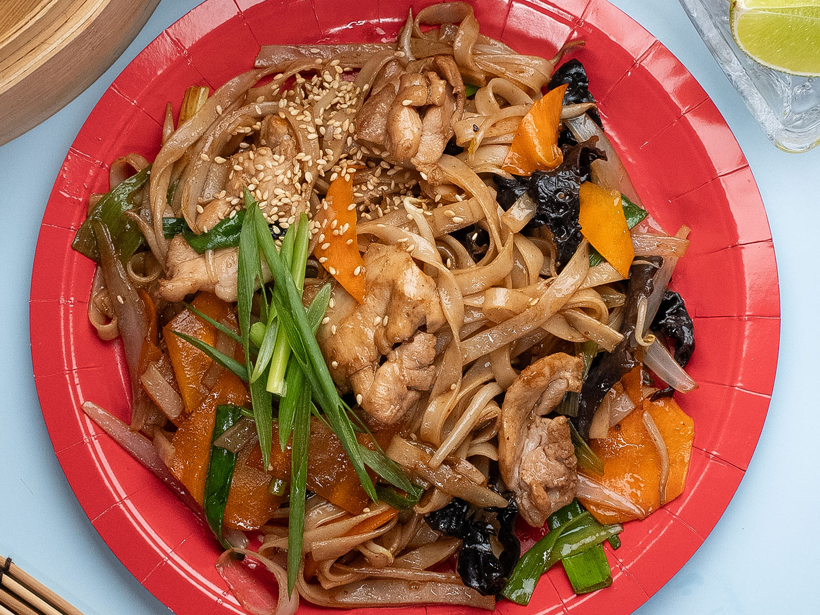 Лапша рисовая с курицей и овощами