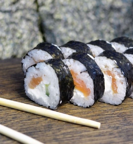 Ролл лосось сыр огурец