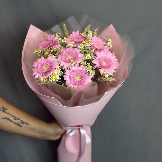 Букет с герберой, матрикарией и колосками