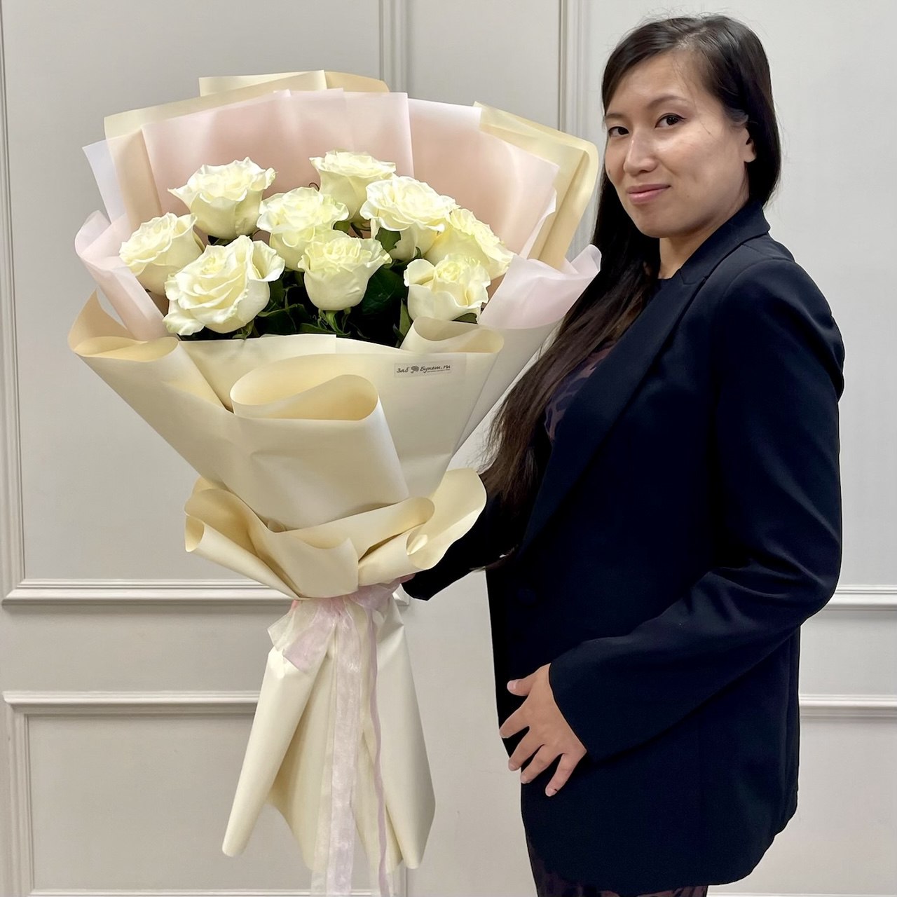 Букет ГИГАНТ из 9 белых роз