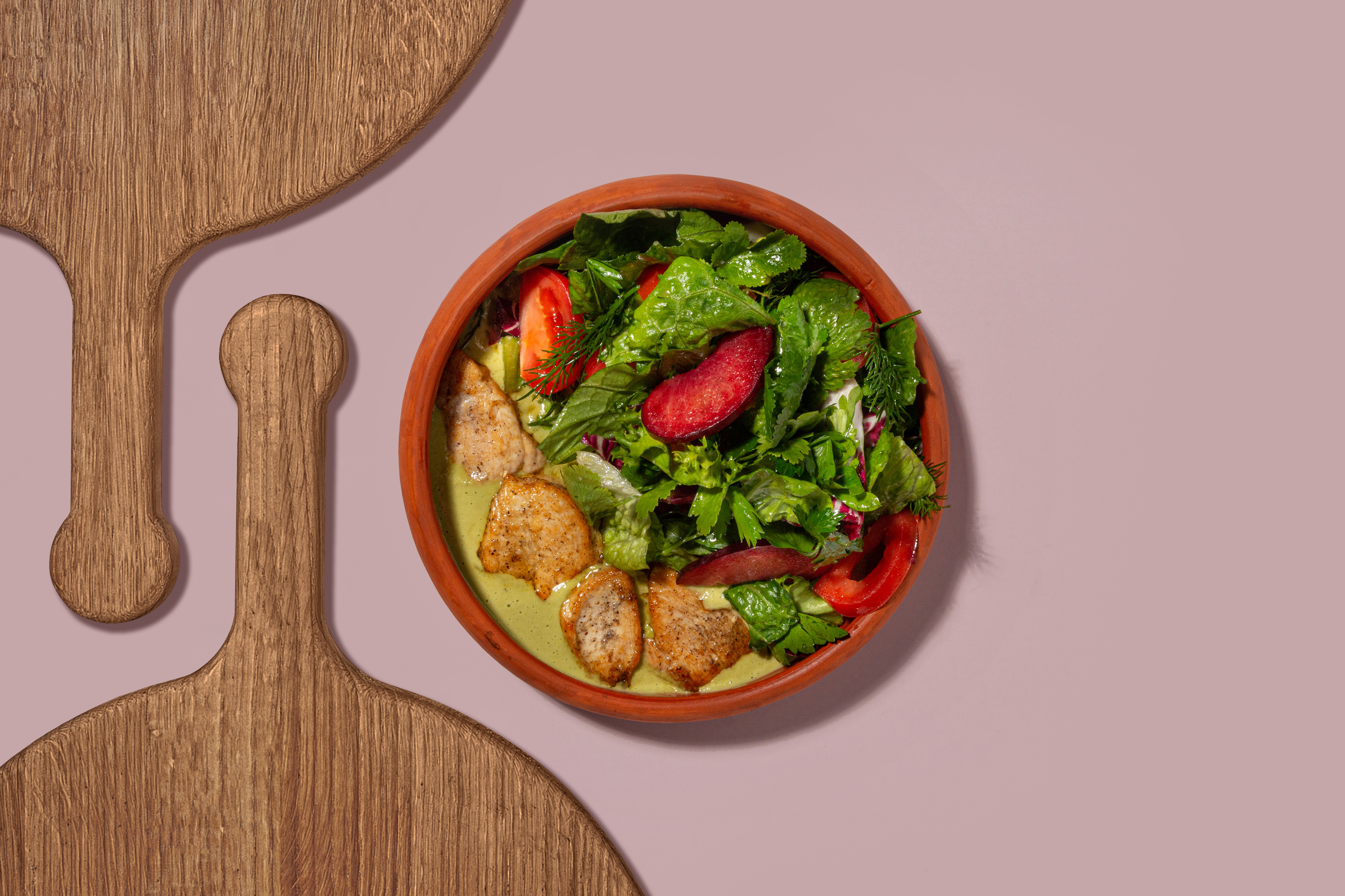 Салат с курицей и соусом киндзмари