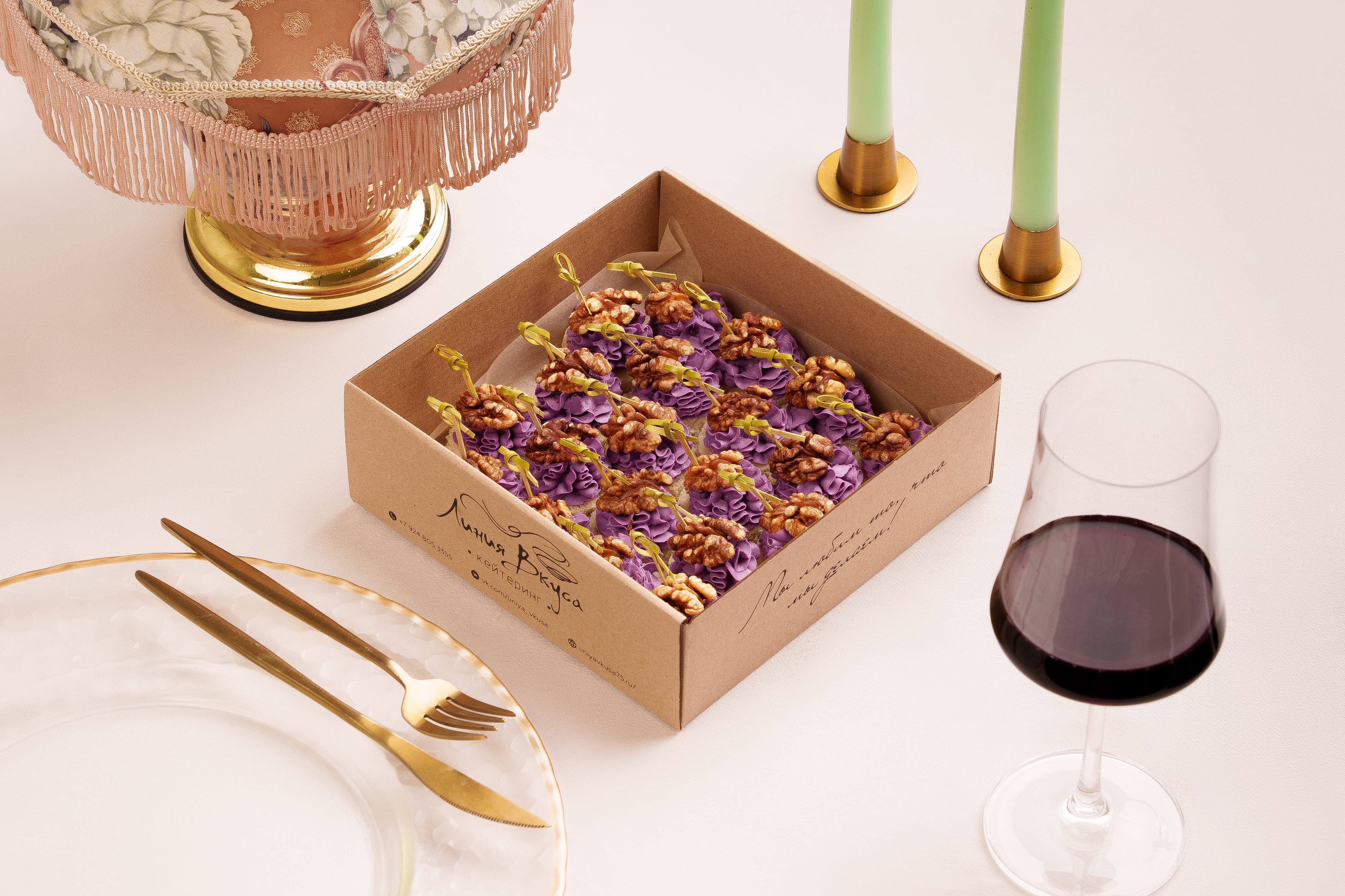 Канапе бокс с черничным крем-чизом, грецким орехом на хрустящем крутоне