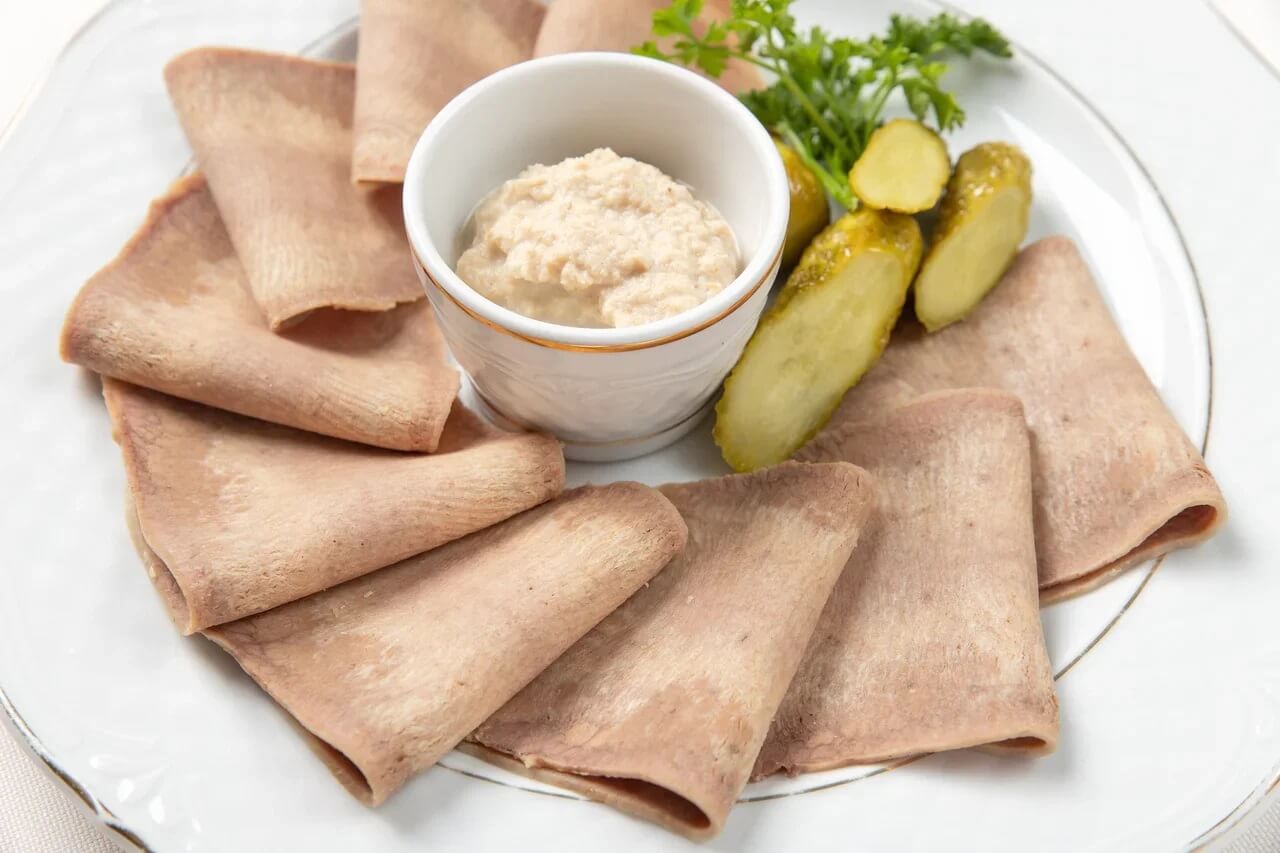 Язык отварной с хреном