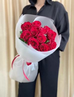 Букет из 11 красных роз в воздушной упаковке