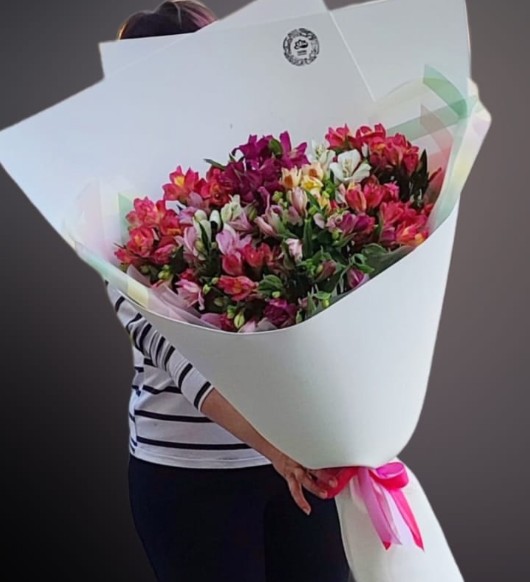 Букет альстромерии