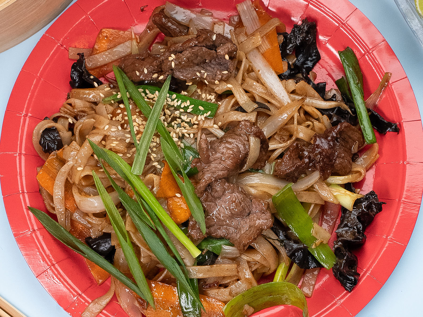 Лапша рисовая с говядиной и овощами