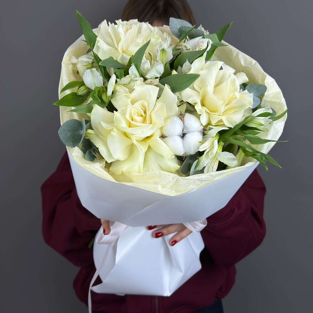 Букет «Mont Blanc» из белых французских роз, белой альстромерии и нежного хлопока