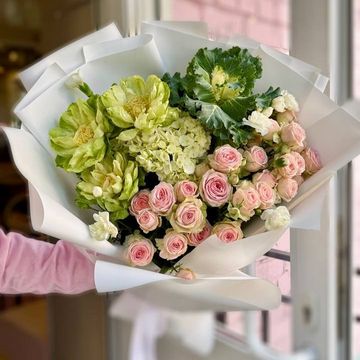 Букет из роз, брассики и гортензии