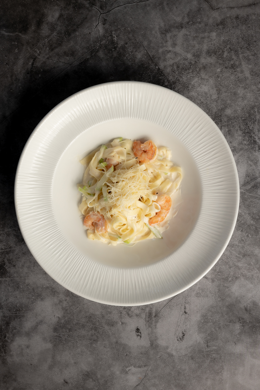 Фетучини, тигровые креветки, цукини