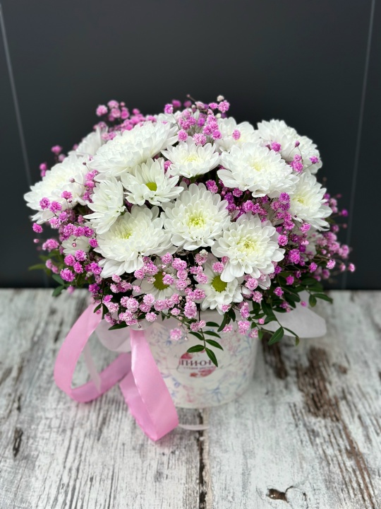 Композиция с ромашками и воздушной гипсофилой