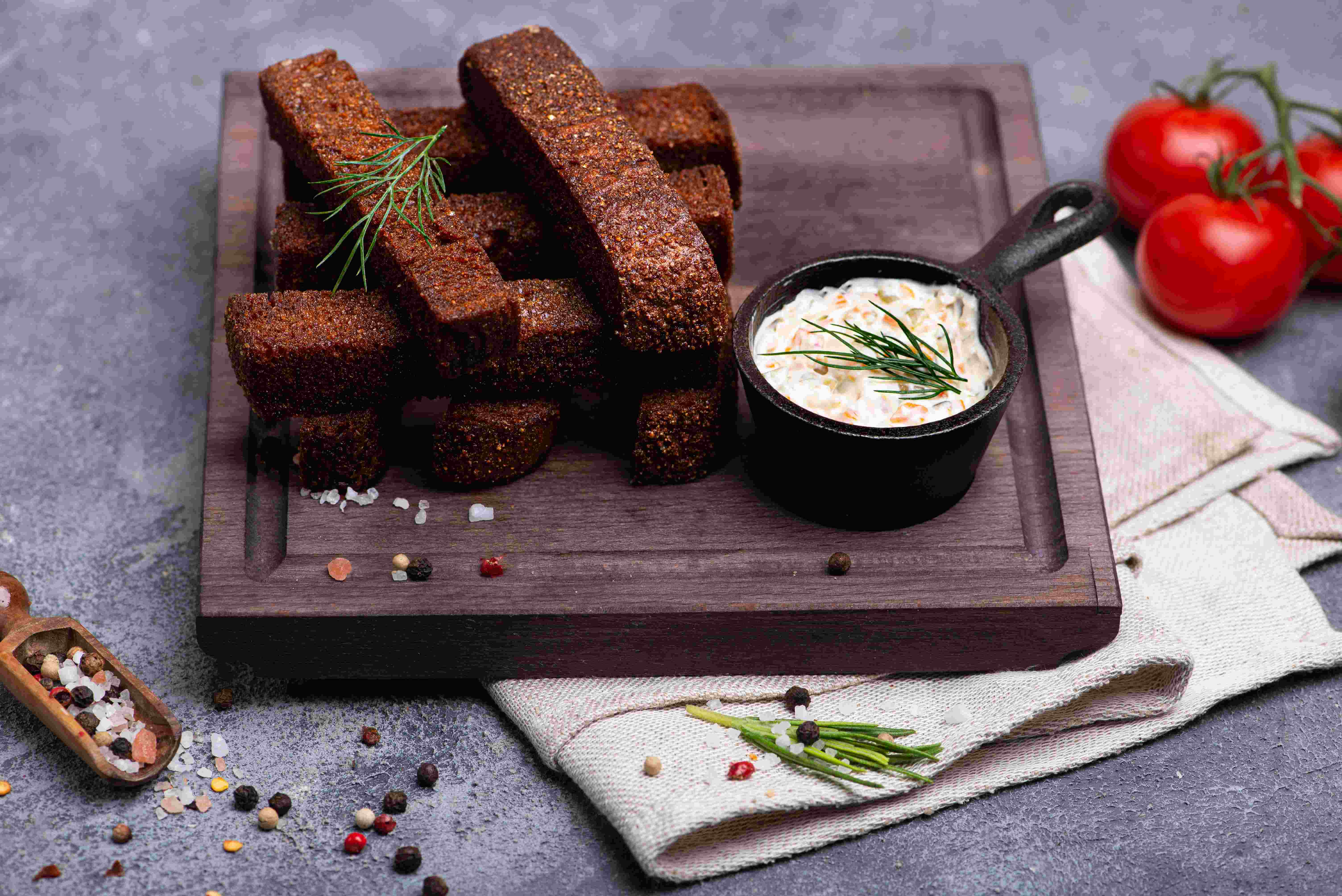 Чесночные гренки с соусом