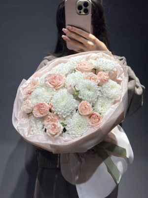 Букет с хризантемами и розами