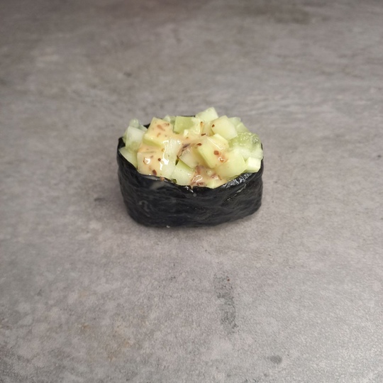 Гункан с огурцом
