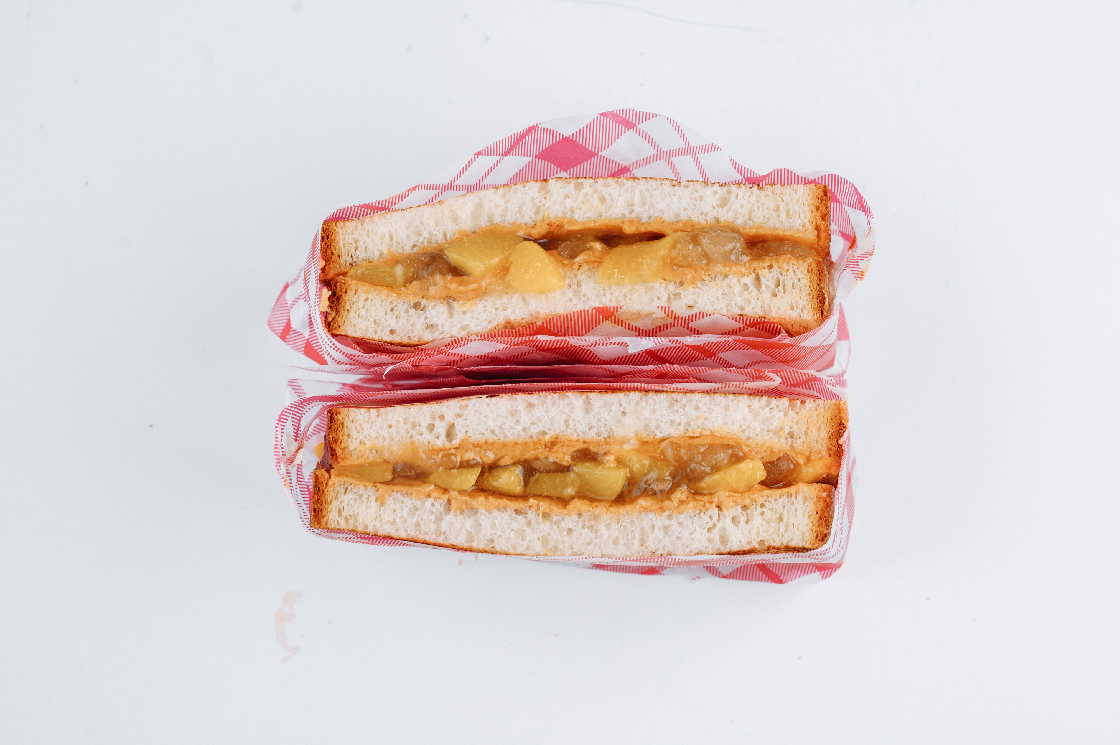 С арахисовой пастой и консервированным персиком