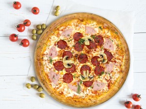 Пицца Пепперони с ветчиной и грибами