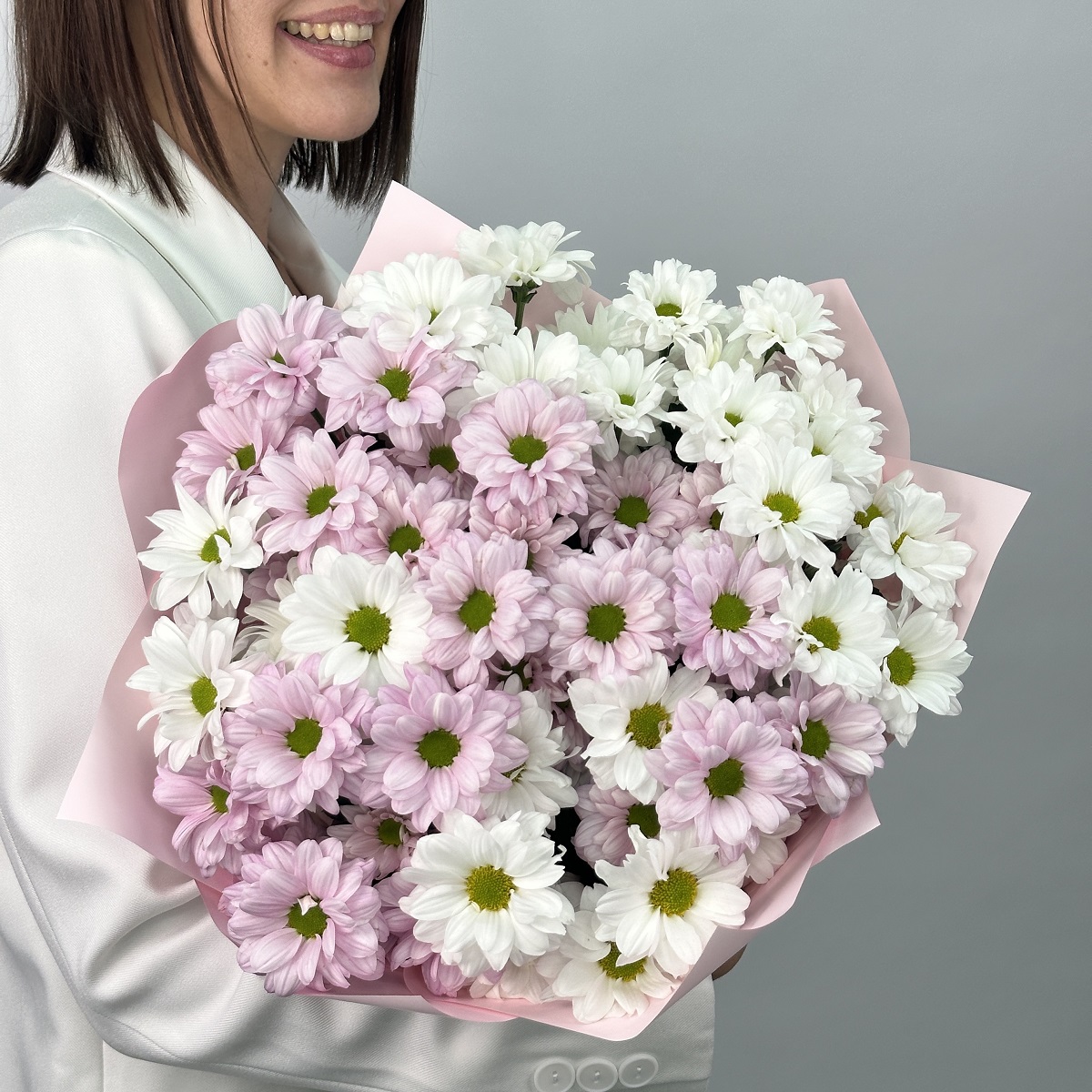 Букет из 9 белых и розовых кустовых хризантем