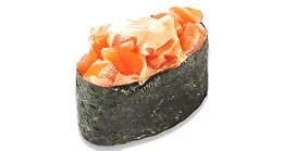 Гункан с копченым лососем и сырным кремо