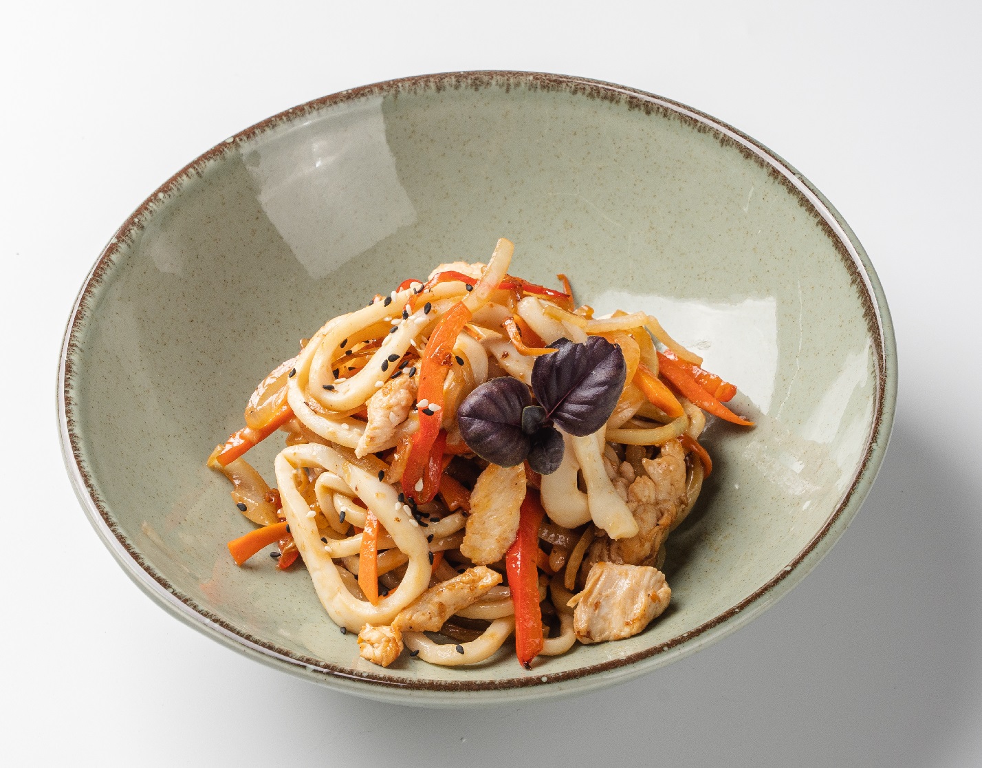 Вок с курицей и кальмаром