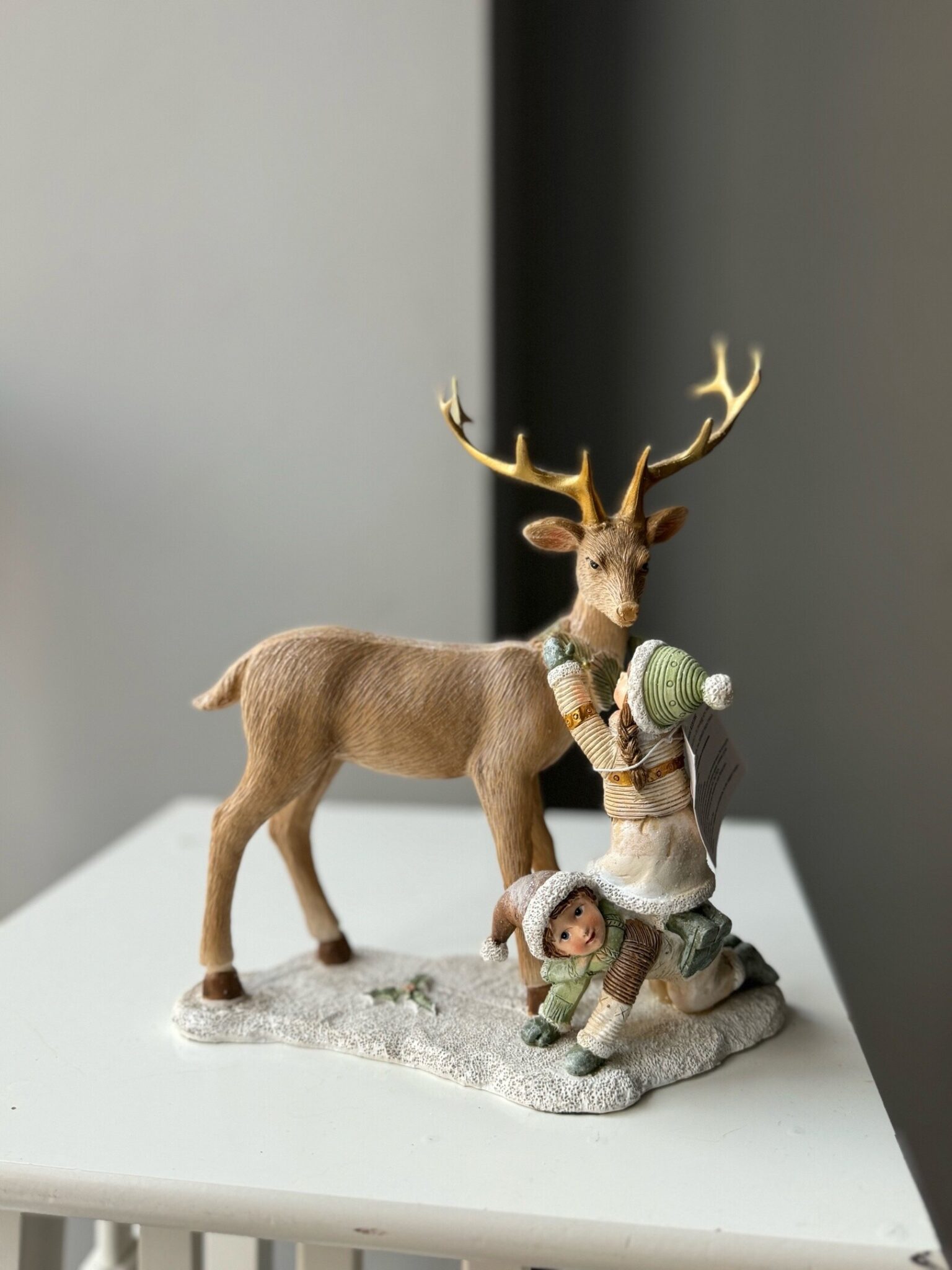 Фигурка Олень с детьми 20*21см 811185