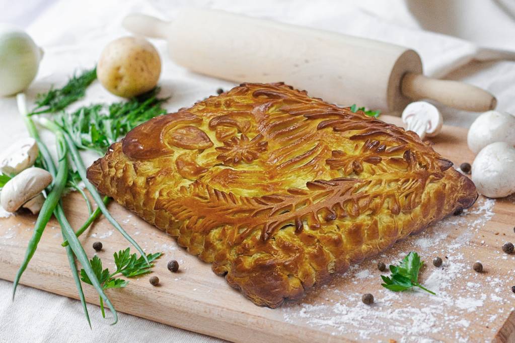 Пирог с курицей, картофелем и грибами