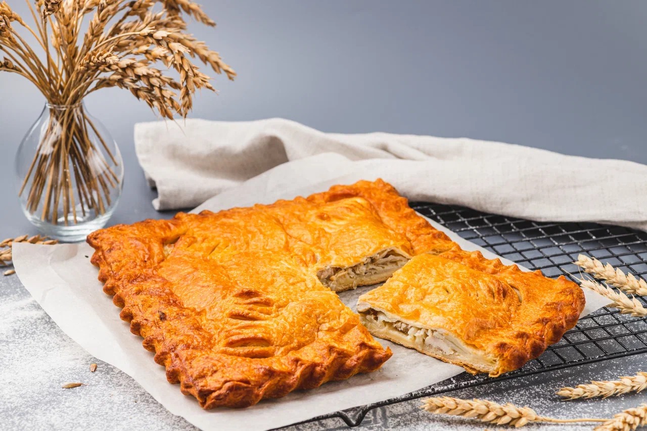 Пирог слоеный с курочкой и картофелем
