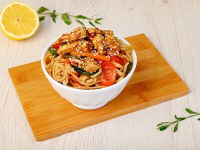 Wok с варено-копченой курицей