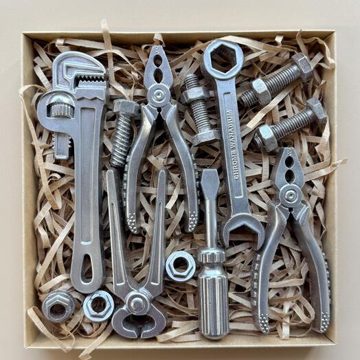 Инструменты из молочного шоколада