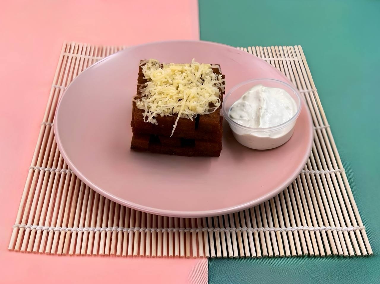 Гренки с сыром и чесночным соусом