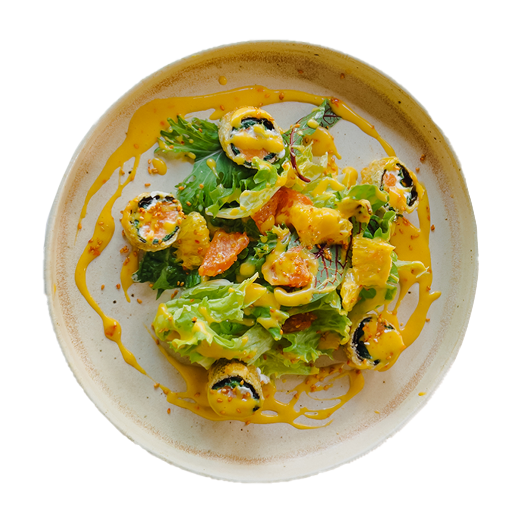 Тропический салат с теплым роллом из лосося