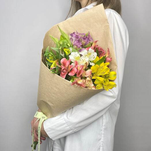 Букет из альстромерий в крафте