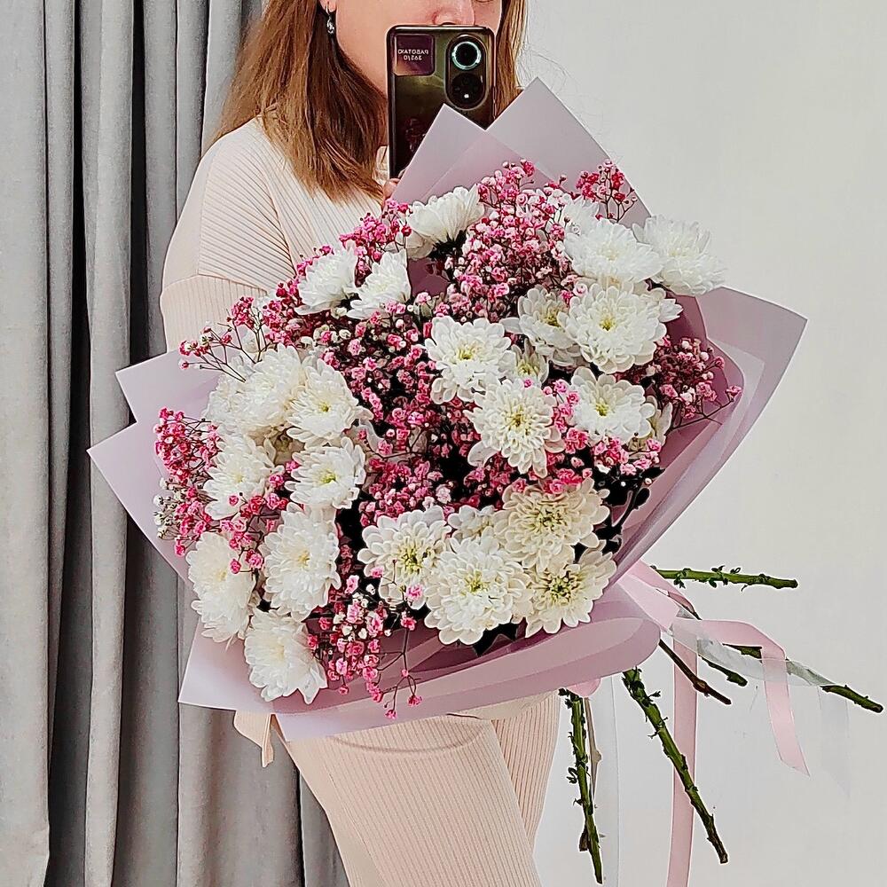 Стойкий Букет из 7 белых хризантем и гипсофилы