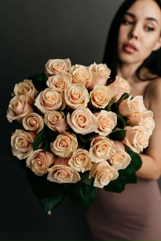 25 персиковых роз Россия