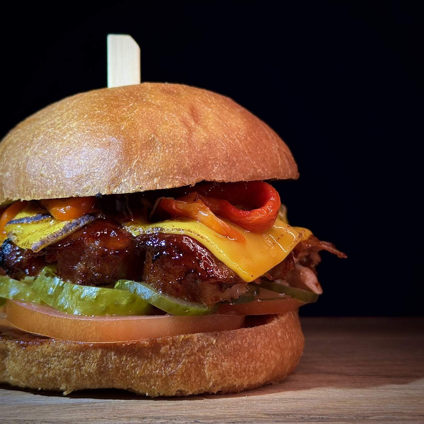 Бургер с рёберным мясом и соусом BBQ