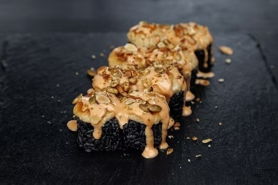 Запечённый ролл с ананасовым соусом